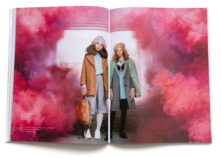 Zdjęcia edytorialowe w klimacie industrialnym z kolorowym dymem nastolatkami dla magazynu modowego
