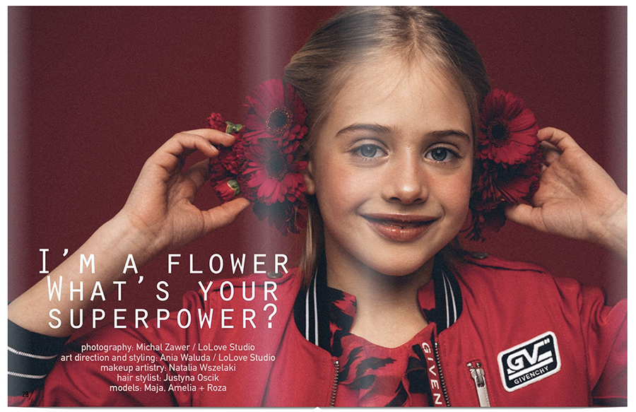 Fotografia przedstawiająca fragment edytorialu modowego z kwiatami na różowym tle dla kanadyjskiego magazynu mody dziecięcej