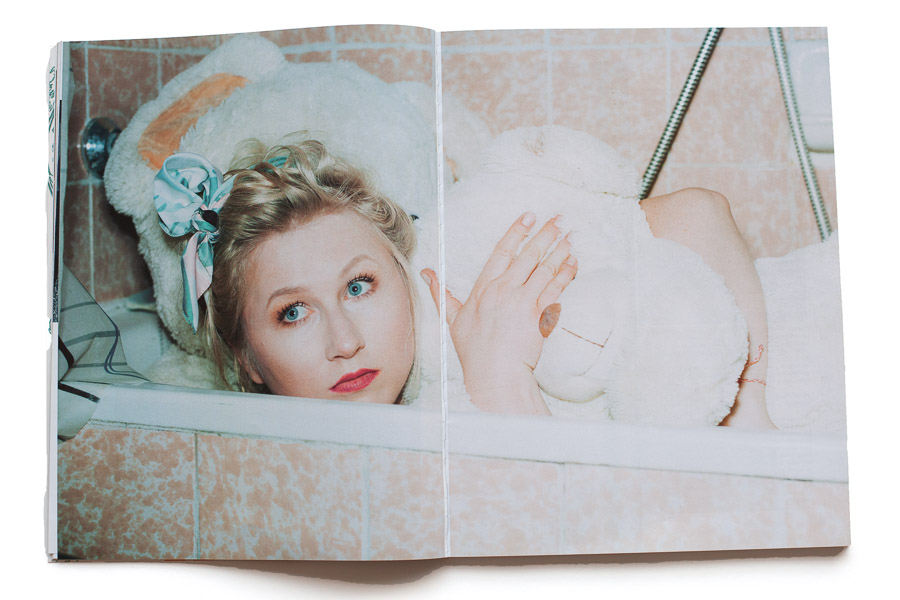 Zdjęcie strony magazynu The Mother Mag przedstawiające Karolinę Piechotę w wannie